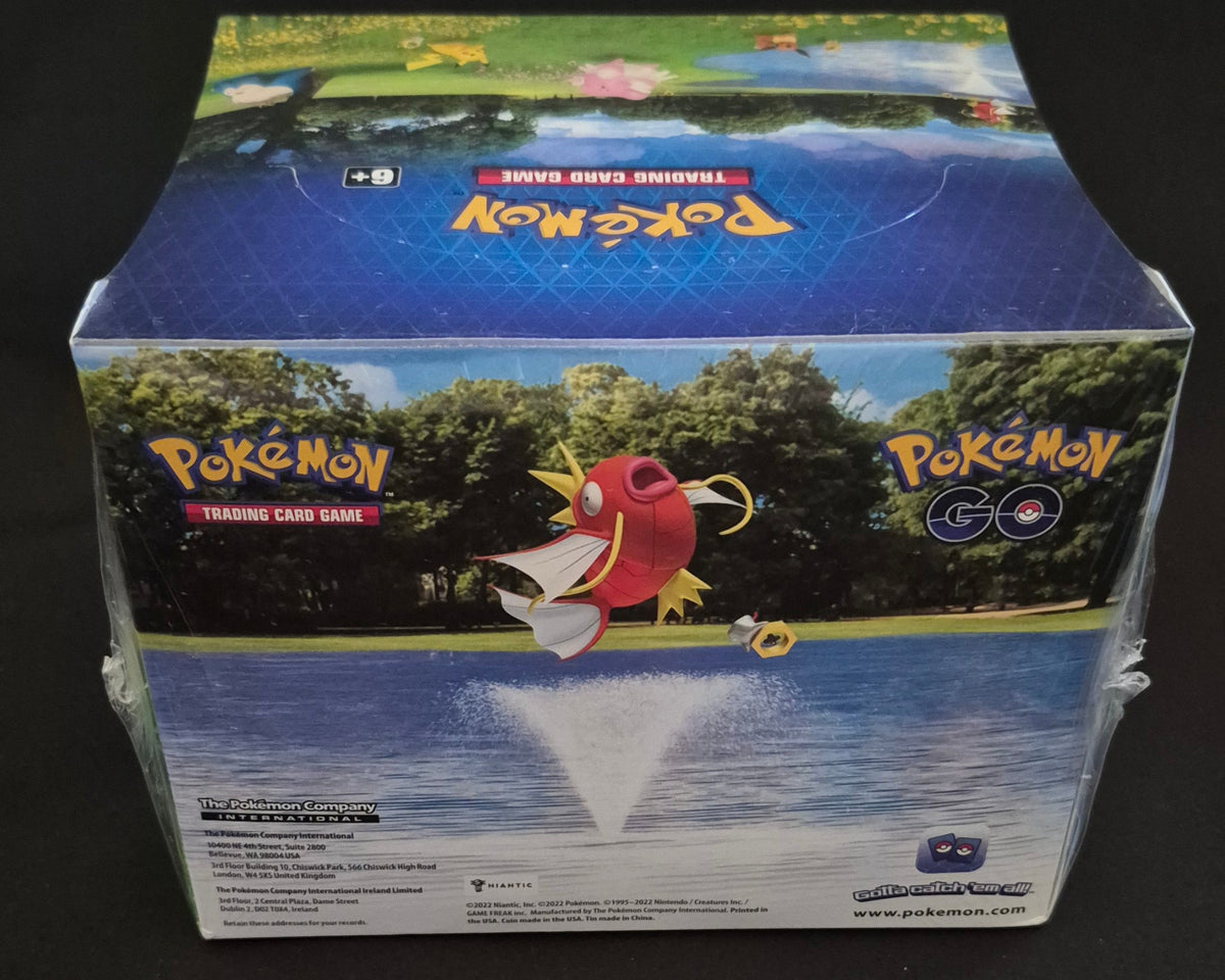 Achterkant van het Pokémon GO Mini Tin Display met 10 sealed Mini Tins