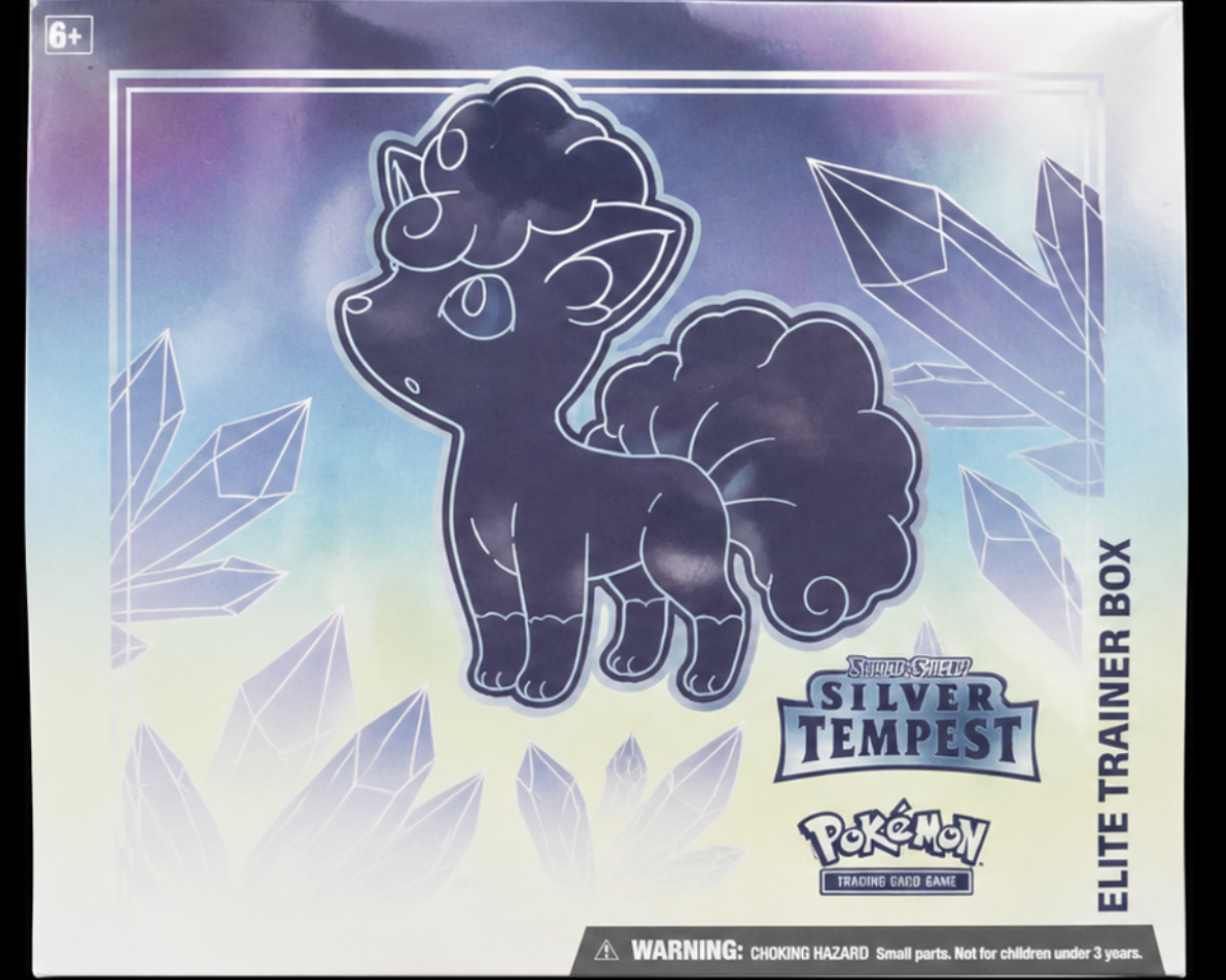 Voorkant van de verzegelde Pokémon Silver Tempest Elite Trainer Box